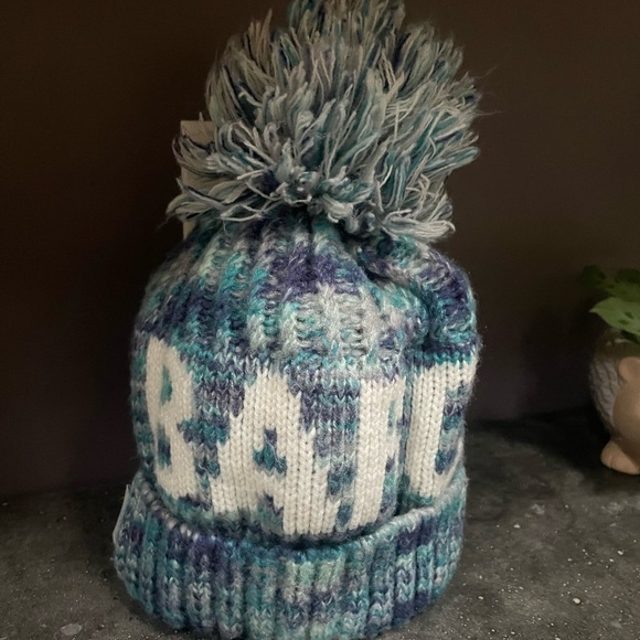 Barcelona Hat Toque pom-pom Robin Rooth NY From Pets-free, Smoke-free,mould-free - Picture 1 of 8